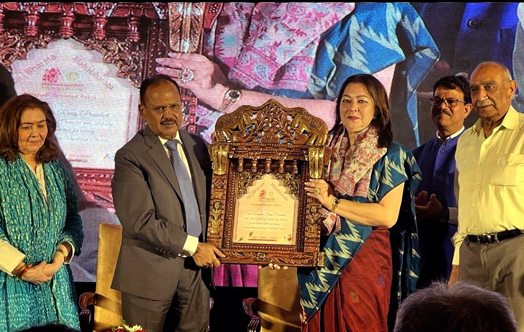 Draupadi Dream Samman 2022 Being Received by NICCI President in India